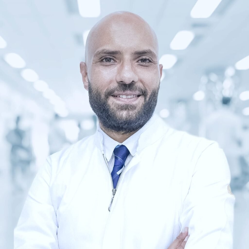 أحمد منير أخصائي الفم وزراعة الأسنان